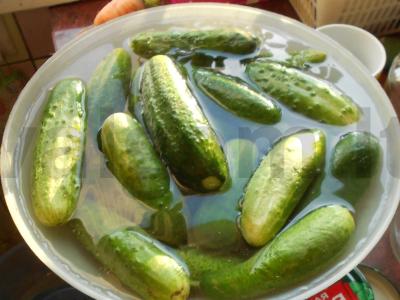 Marinuoti agurkai su actu Žingsnis 1