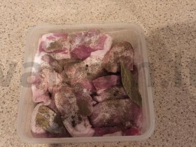 Sūdyta šoninė su juodaisiais pipirais Žingsnis 1