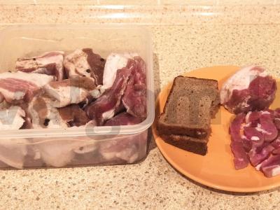 Sūdyta šoninė su juodaisiais pipirais pagrindine nuotrauka