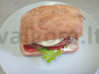 Mėsainis su jautiena ir grybų padažu pagrindine nuotrauka