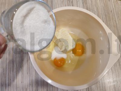 Medaus tortas su virta kondensuotu pienu Žingsnis 3