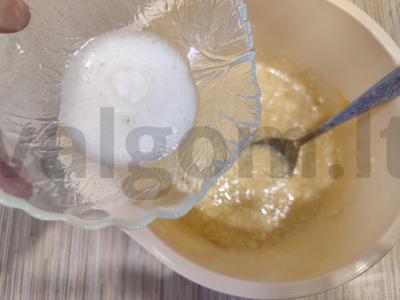 Medaus tortas su virta kondensuotu pienu Žingsnis 5