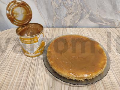 Medaus tortas su virta kondensuotu pienu Žingsnis 11