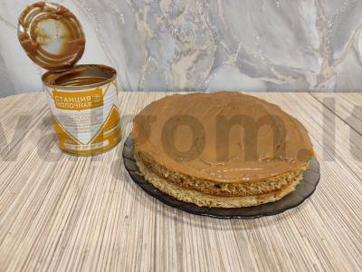 Medaus tortas su virta kondensuotu pienu Žingsnis 12