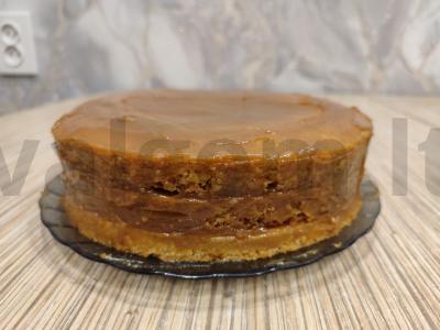 Medaus tortas su virta kondensuotu pienu Žingsnis 13