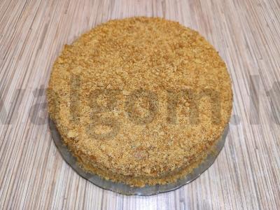 Medaus tortas su virta kondensuotu pienu Žingsnis 15