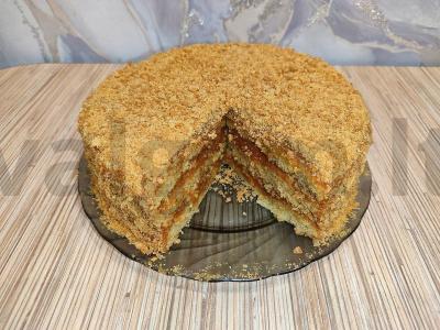 Medaus tortas su virta kondensuotu pienu pagrindine nuotrauka