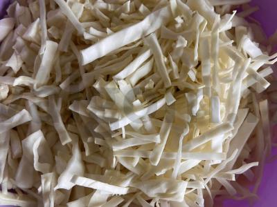 Salotos su kopūstais ir puskeptais dešrelėmis Žingsnis 4