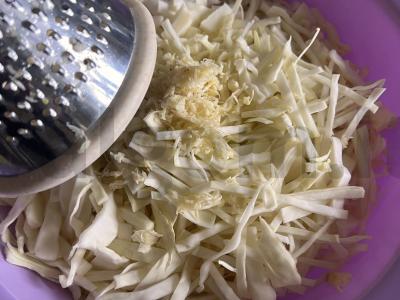 Salotos su kopūstais ir puskeptais dešrelėmis Žingsnis 5