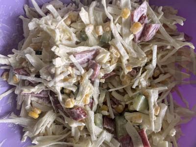 Salotos su kopūstais ir puskeptais dešrelėmis pagrindine nuotrauka