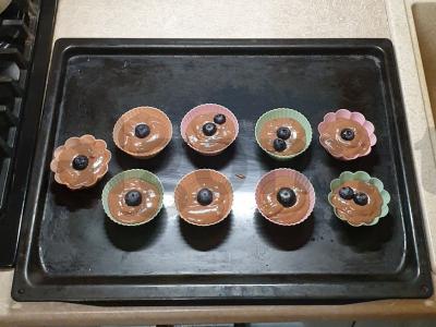 Šokoladiniai keksiukai su mėlynėmis Žingsnis 6