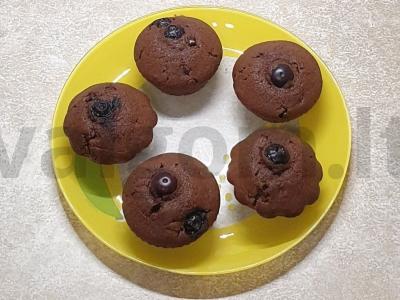 Šokoladiniai keksiukai su mėlynėmis pagrindine nuotrauka