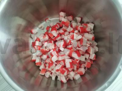 Salotas su kukurūzais ir krabų lazdelėmis „Vaikiškas“ Žingsnis 1