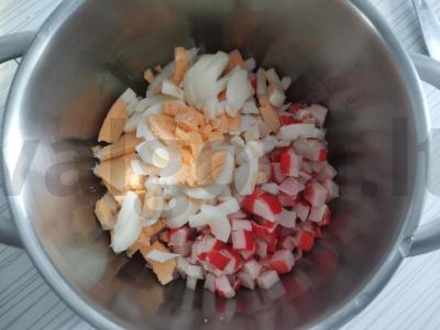 Salotas su kukurūzais ir krabų lazdelėmis „Vaikiškas“ Žingsnis 2