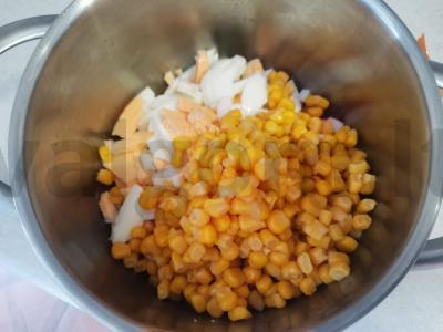 Salotas su kukurūzais ir krabų lazdelėmis „Vaikiškas“ Žingsnis 3