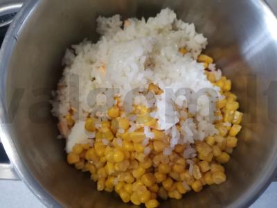 Salotas su kukurūzais ir krabų lazdelėmis „Vaikiškas“ Žingsnis 4