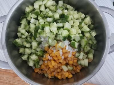 Salotas su kukurūzais ir krabų lazdelėmis „Vaikiškas“ Žingsnis 5