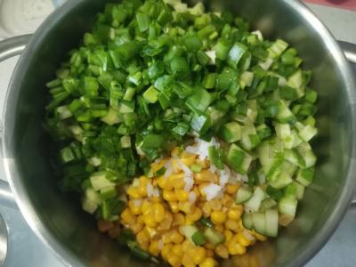 Salotas su kukurūzais ir krabų lazdelėmis „Vaikiškas“ Žingsnis 6