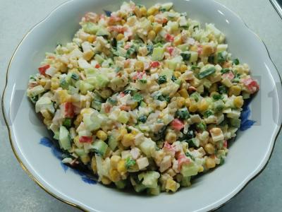 Salotas su kukurūzais ir krabų lazdelėmis „Vaikiškas“ pagrindine nuotrauka