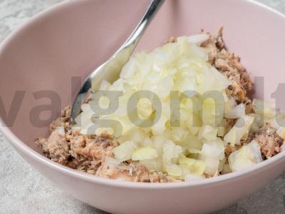 Karšti sumuštiniai su sardinėmis, svogūnais ir sūriu Žingsnis 3