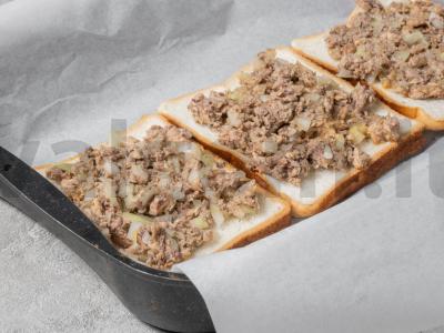 Karšti sumuštiniai su sardinėmis, svogūnais ir sūriu Žingsnis 6