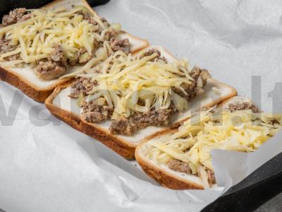 Karšti sumuštiniai su sardinėmis, svogūnais ir sūriu Žingsnis 7