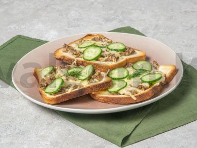 Karšti sumuštiniai su sardinėmis, svogūnais ir sūriu pagrindine nuotrauka