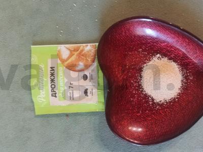 Kepiniai iš mielinės tešlos su uogiene Žingsnis 1