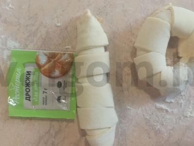 Kepiniai iš mielinės tešlos su uogiene Žingsnis 4