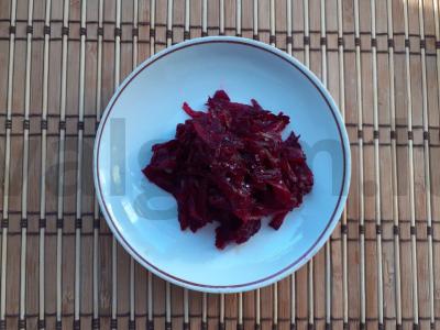 Sumuštiniai su burokėliais, silke, kiaušiniu ir svogūnu Žingsnis 1