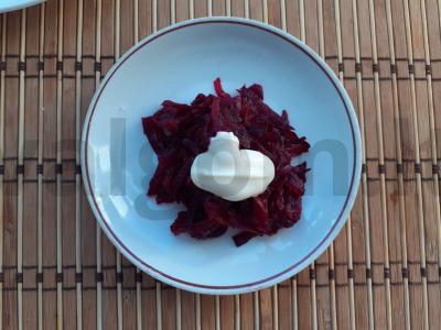 Sumuštiniai su burokėliais, silke, kiaušiniu ir svogūnu Žingsnis 4