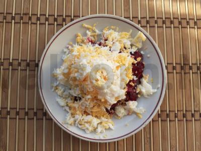 Sumuštiniai su burokėliais, silke, kiaušiniu ir svogūnu Žingsnis 6