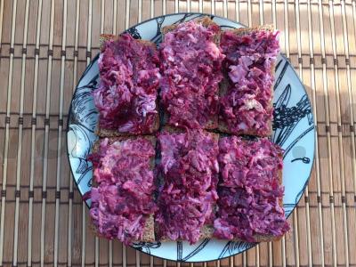 Sumuštiniai su burokėliais, silke, kiaušiniu ir svogūnu Žingsnis 7