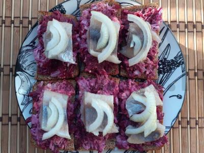 Sumuštiniai su burokėliais, silke, kiaušiniu ir svogūnu pagrindine nuotrauka