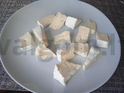 Salotas su brie sūriu, vyšniniais pomidorais, alyvuogėmis ir kalmarais Žingsnis 1