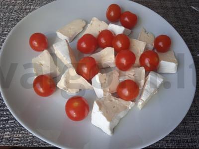Salotas su brie sūriu, vyšniniais pomidorais, alyvuogėmis ir kalmarais Žingsnis 2
