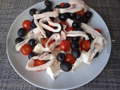 Salotas su brie sūriu, vyšniniais pomidorais, alyvuogėmis ir kalmarais Žingsnis 4