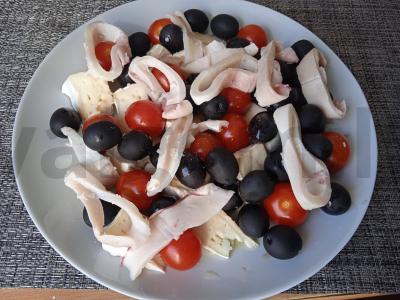 Salotas su brie sūriu, vyšniniais pomidorais, alyvuogėmis ir kalmarais pagrindine nuotrauka