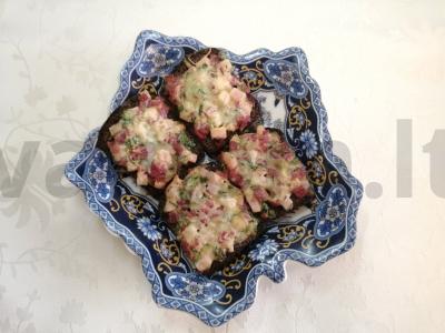 Karšti sumuštiniai su dešra, žolelėmis ir garstyčiomis pagrindine nuotrauka