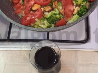 Grikių makaronai soba su midijomis ir daržovėmis Žingsnis 4