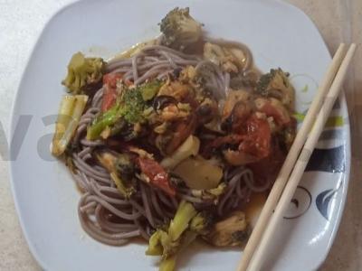 Grikių makaronai soba su midijomis ir daržovėmis pagrindine nuotrauka