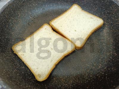 Avokado, varškės sūrio ir kiaušinio tostai pusryčiams Žingsnis 1