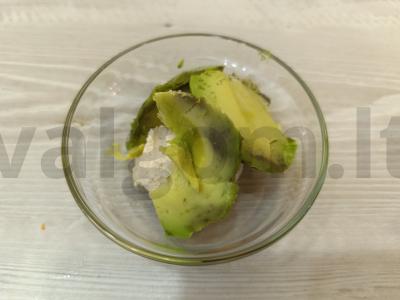 Avokado, varškės sūrio ir kiaušinio tostai pusryčiams Žingsnis 2