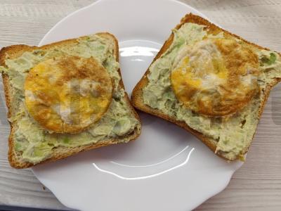 Avokado, varškės sūrio ir kiaušinio tostai pusryčiams Žingsnis 5