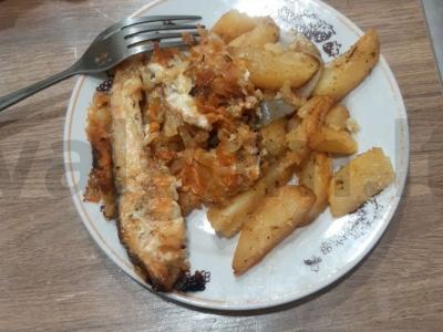 Raudona žuvis su daržovėmis vakarienei pagrindine nuotrauka