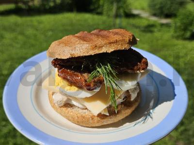 Burgeris su kiaušiniu ir džiovintais pomidorais pagrindine nuotrauka