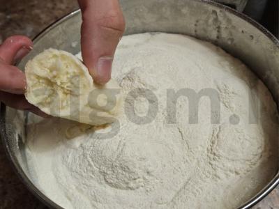 Baltymų-bananų kokteilis su banano gabaliukais Žingsnis 1