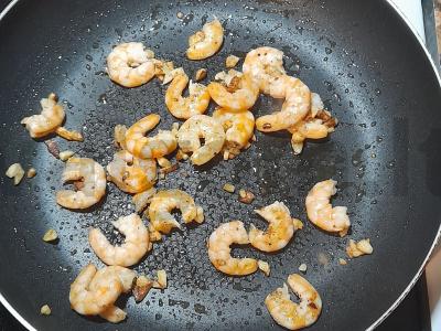 Salotas su krevetėmis, žolelėmis ir česnaku Žingsnis 1