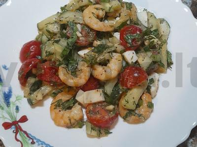 Salotas su krevetėmis, žolelėmis ir česnaku pagrindine nuotrauka