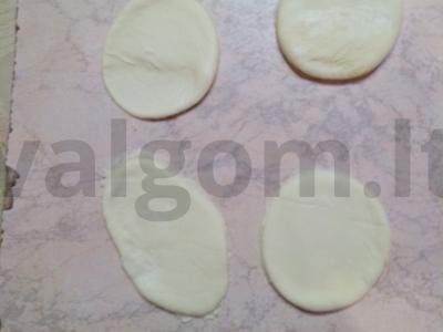 Varneliai su vyšniomis ir kondensuotu pienu Žingsnis 1